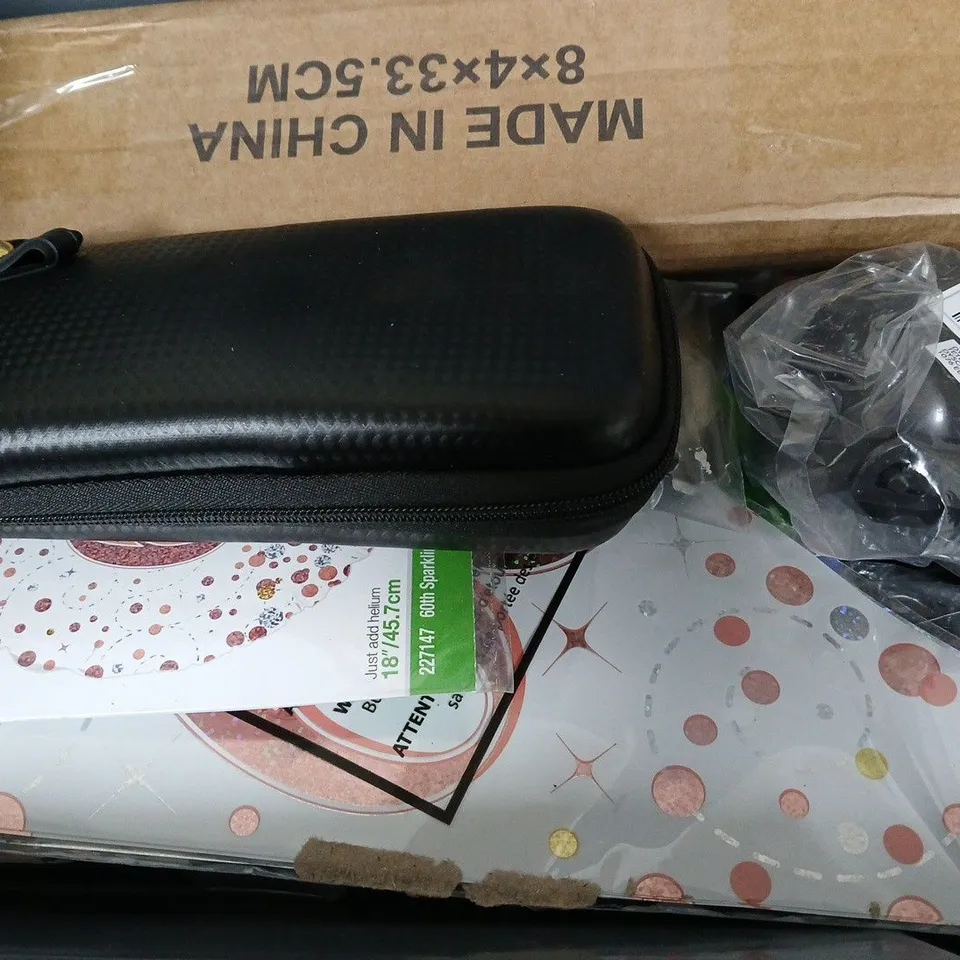 APPROXIMATELY 10 ASSORTED ITEMS TO INCLUDE - 2,5KG DUMBBELL , HAND RAKE ETC