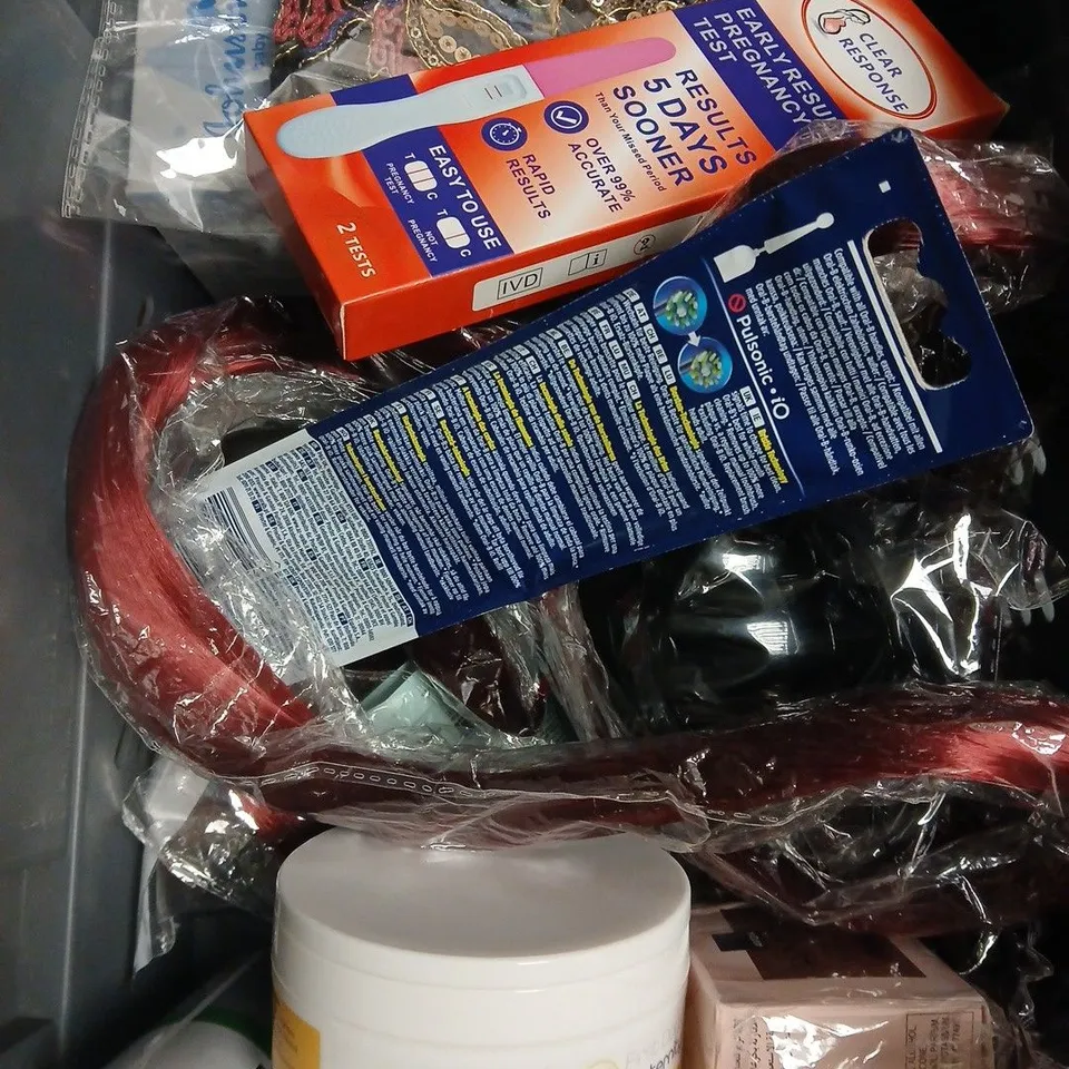 APPROXIMATELY 15 ASSORTED HEALTH & BEAUTY PRODUCTS TO INCLUDE SIMPLE SOAP, NIVEA SCRUB, SUNSILK SHAMPOO ETC 