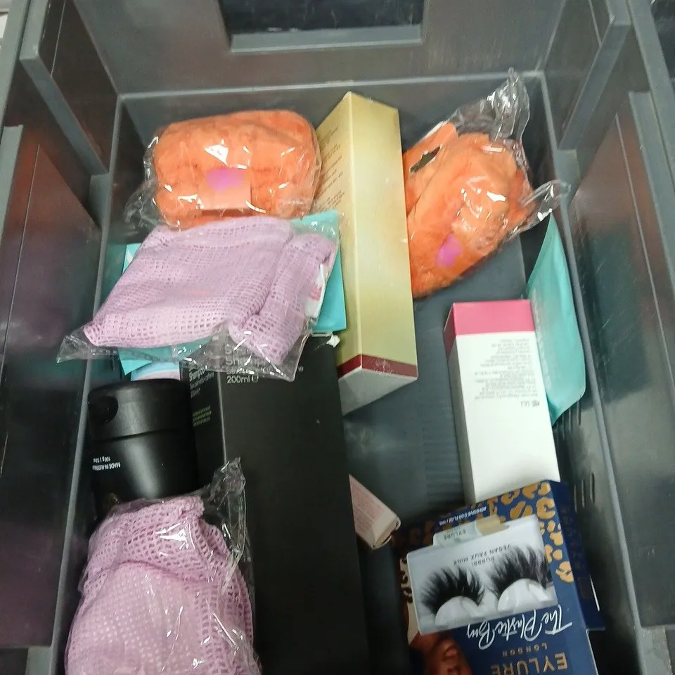 APPROXIMATEY 20 ASSORTED HEALTH AND BEAUTY PRODUCTS TO INCLUDE HOYGI FIRMING CREAM, HAIR SCRUNCHIES AND REN BODY WASH
