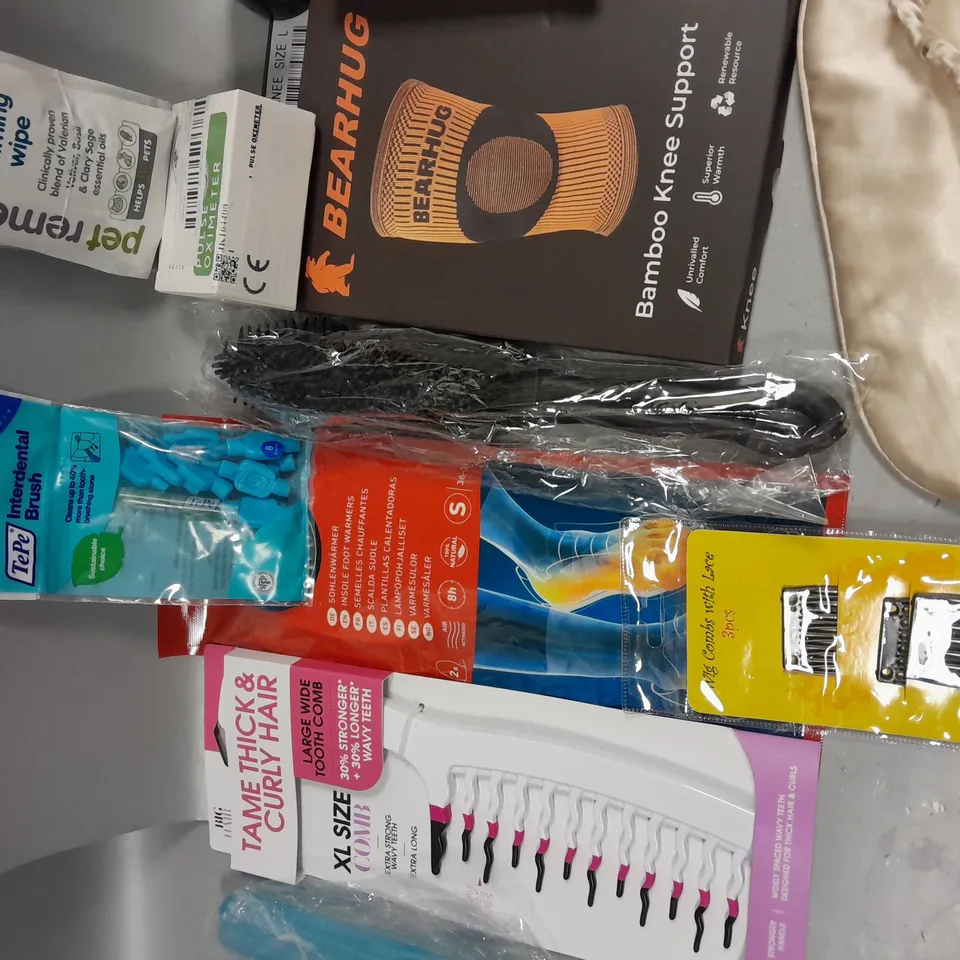BOX OF APPROXIMATELY 15 COSMETIC ITEMS TO INCLUDE - HAIR CLIP - CRYSTAL HAIR REMOVAL - NO7 FACE SCRUB - ETC