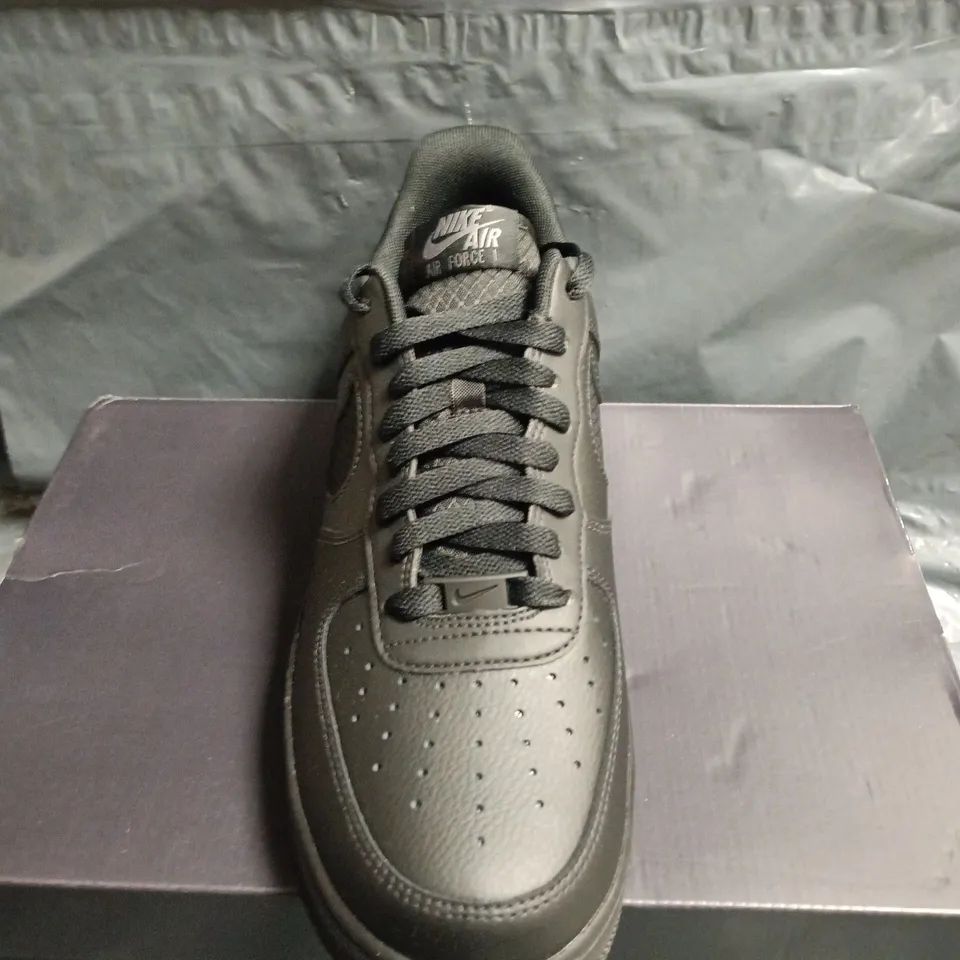 BOXED PAIR OF NIKE AIR FORCE 1 '07 LV8 BLACK/ANTHRACITE TRAINERS – UK 8.5