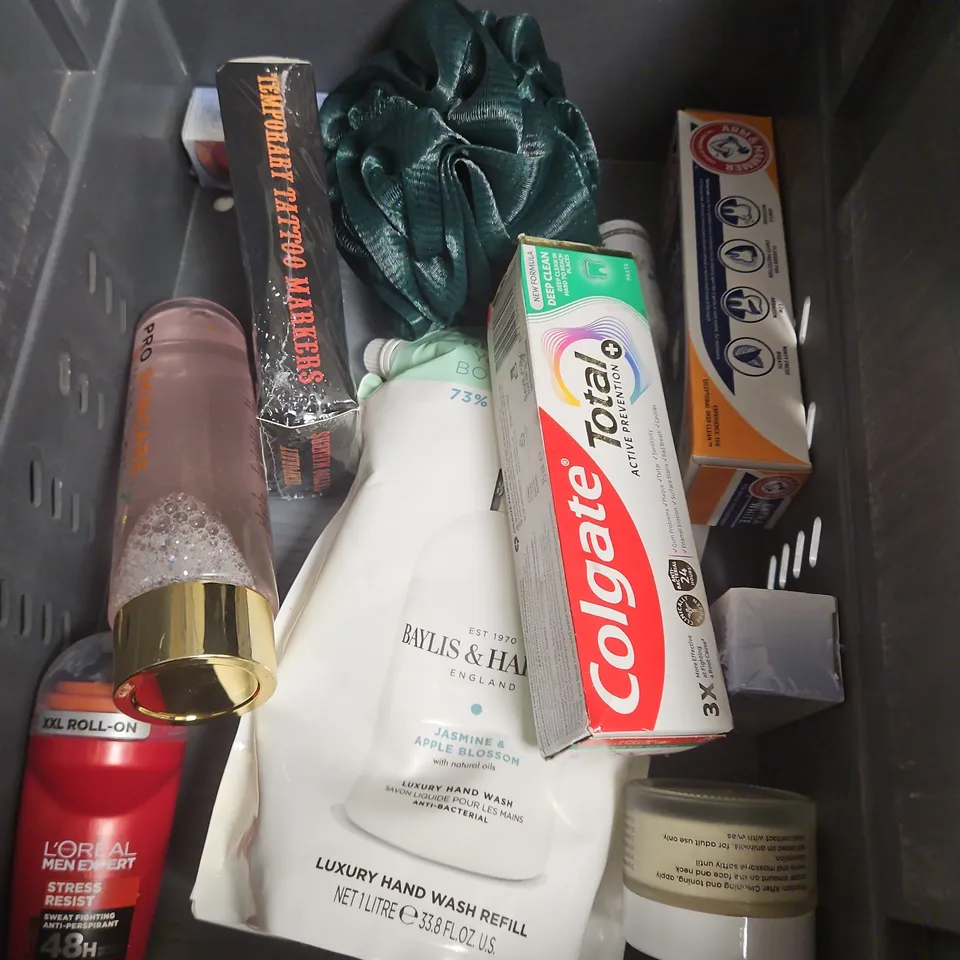 APPROXIMATEY 20 ASSORTED HEALTH AND BEAUTY PRODUCTS TO INCLUDE - BLD BRO DAILY MOISTURISER - IT CC+ FULL COVERAGE CREAM - MERODA LIPSTICK - ETC