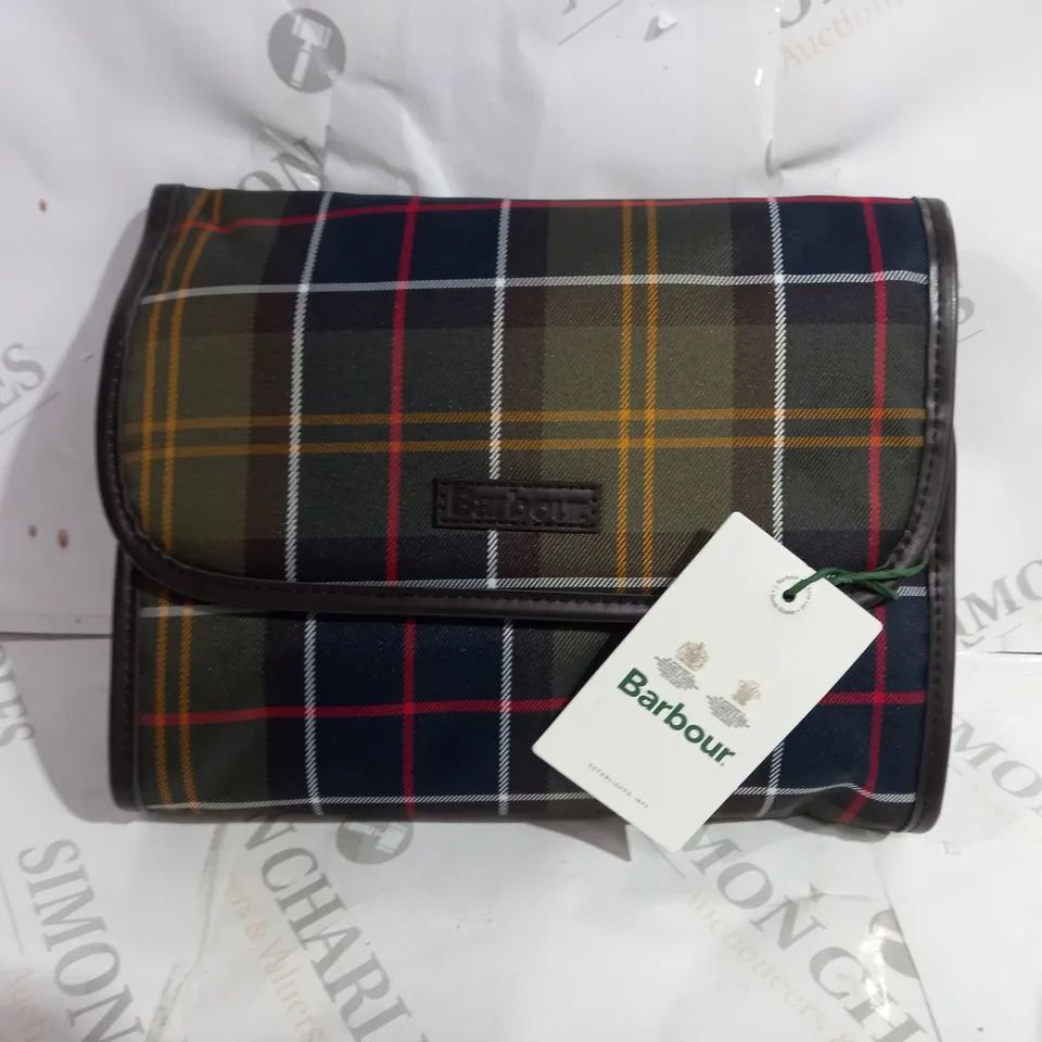 BARBOUR TARTAN HANGING WASHBAG 