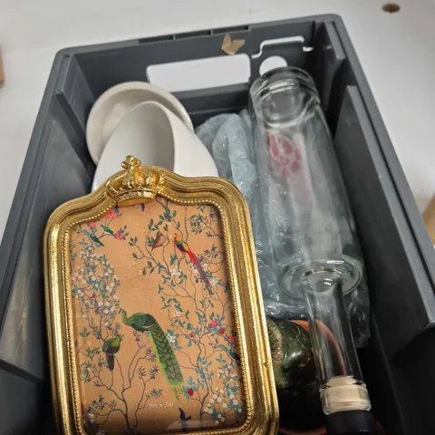 TOTE OF APPROXIMATELY 9 ASSORTED FRAGILE ITEMS TO INCLUDE: DARTMOUTH GINGER BEER BOTTLE 