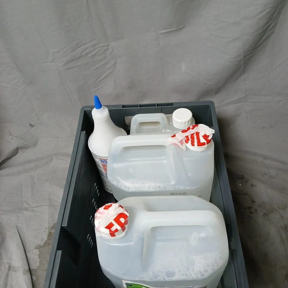 APPROXIMATELY 4 ASSORTED HOUSEHOLD LIQUID PRODUCTS TO INCLUDE BAYLIS AND HARDING HANDWASH REFILL 2L, LUCAS ENGINE OIL STOP LEAK 1L, ACETIC ACID PATH AND PATIO CLEANER ETC