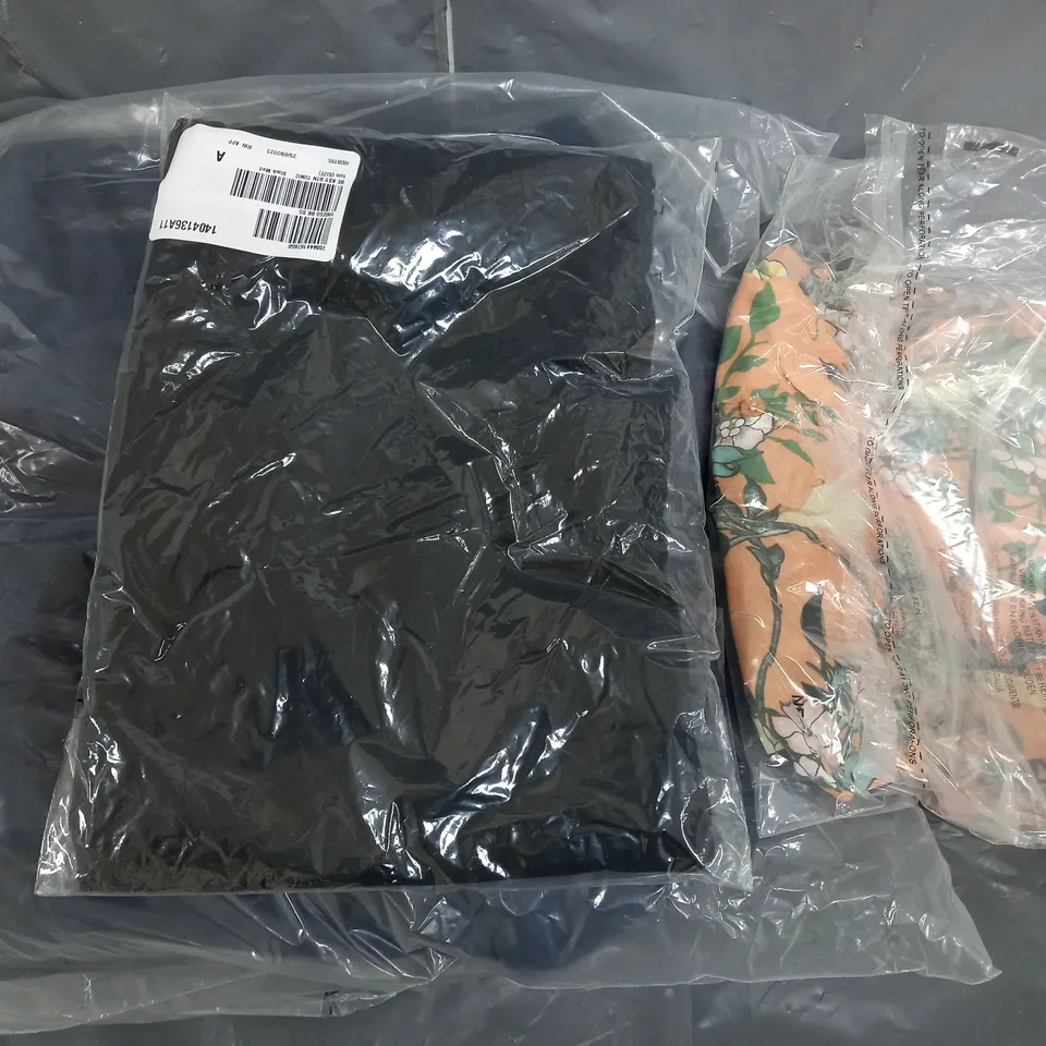 APPROXIMATELY 20 ASSORTED CLOTHING ITEMS IN VARIOUS COLOURS AND SIZES