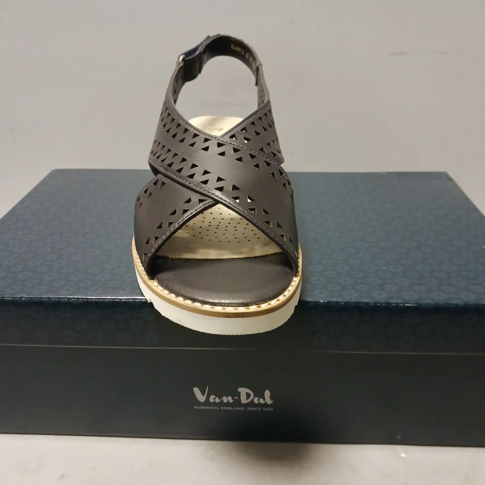BOXED PAIR OF VAN-DAL OPEN TOE LOW WEDGE SANDALS IN MIDNIGHT SIZE 6