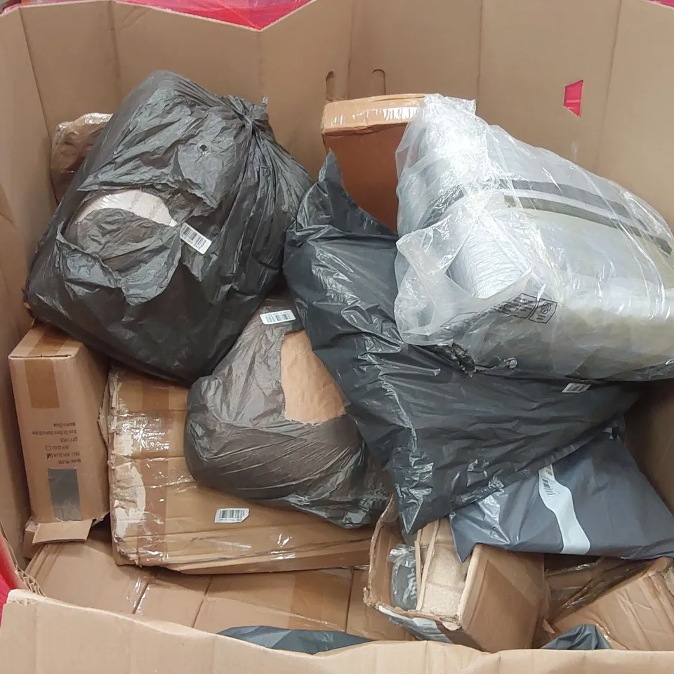 PALLET OF ASSORTED ITEMS INCLUDING: RUGS, METAL GARDEN FENCE, BLANKET ECT