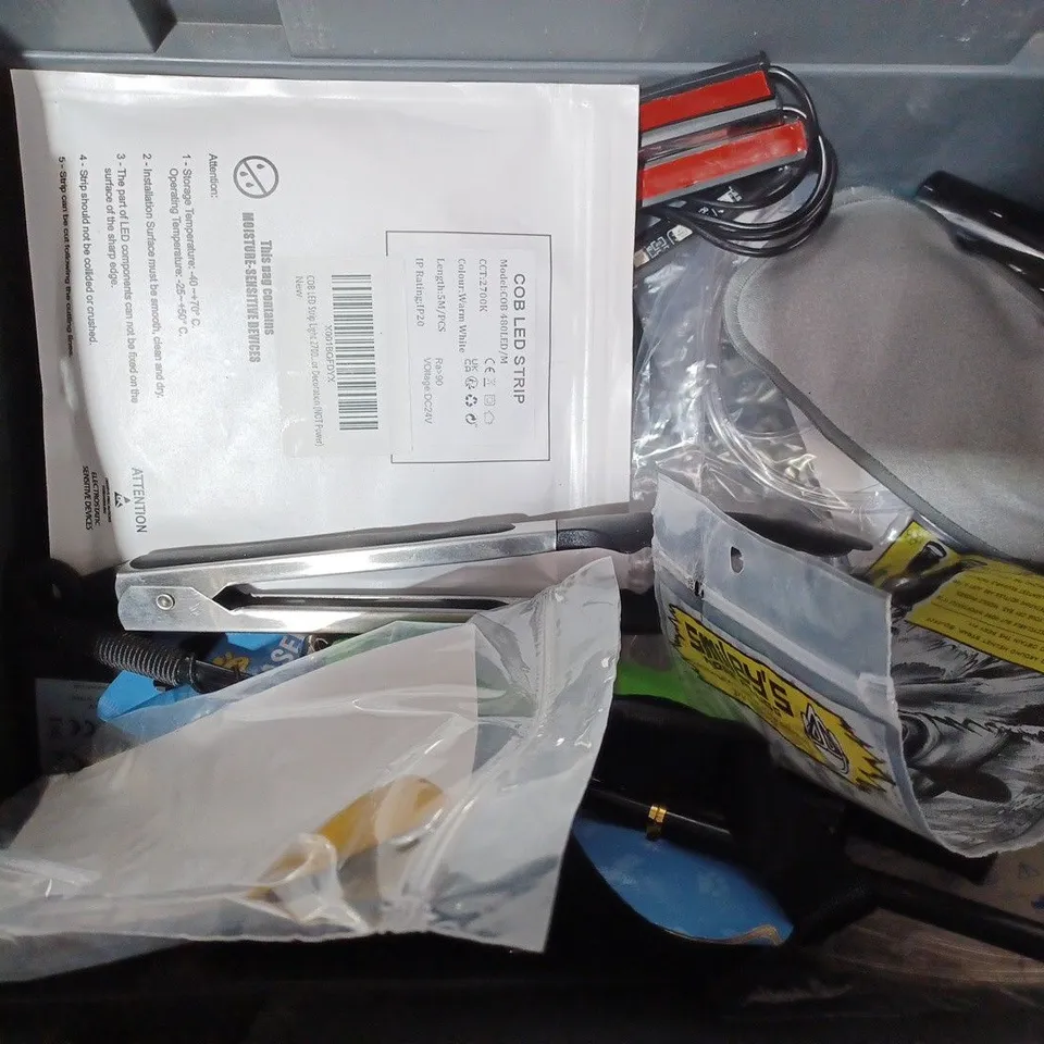 GROUP OF ASSORTED HOUSEHOLD ITEMS 