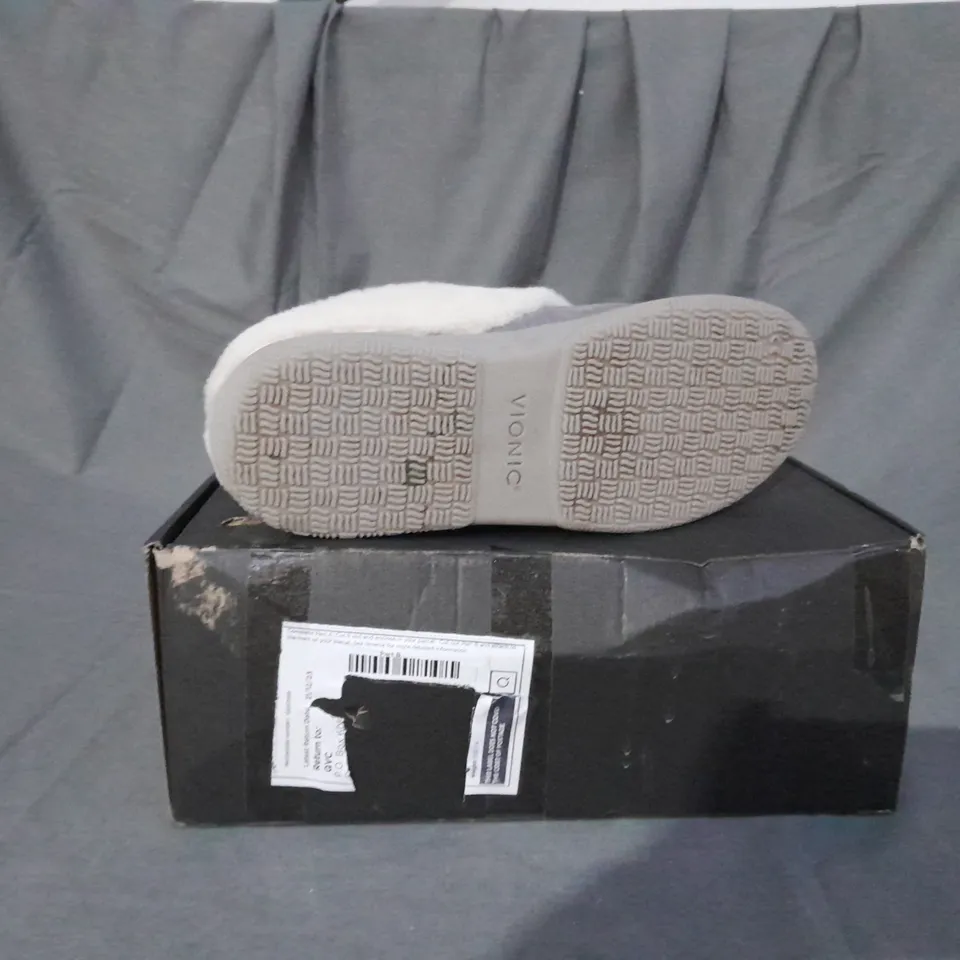 BOXED PAIR OF VIONIC PERRIN SLIPPERS IN CHARCOAL SIZE 6
