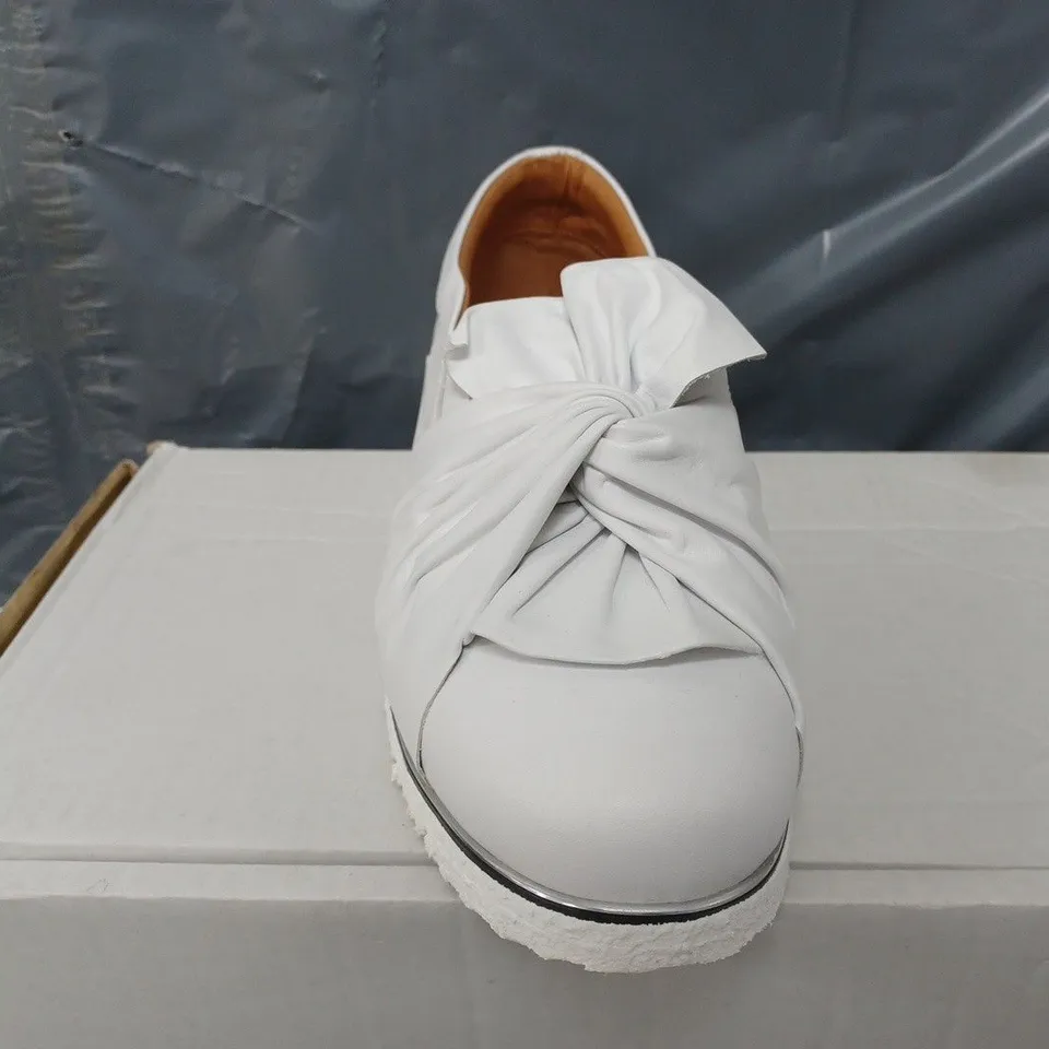 MODA IN PELLE ANETTE LEATHER BOW TWIST UPPER WITH FLEX SOLE TRAINERS IN WHITE - SIZE 7