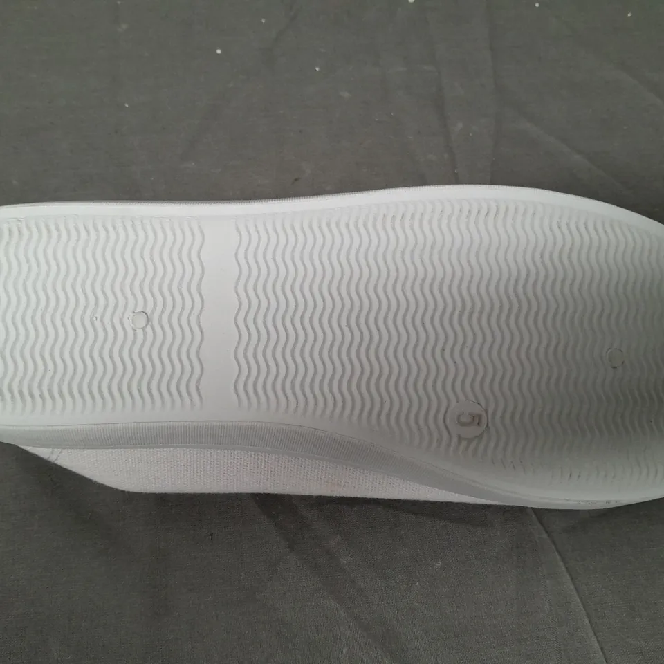 BOX OF APPROXIMATELY 15 PAIRS OF DESIGNER FLAT LACE UP SHOES IN WHITE - VARIOUS SIZES