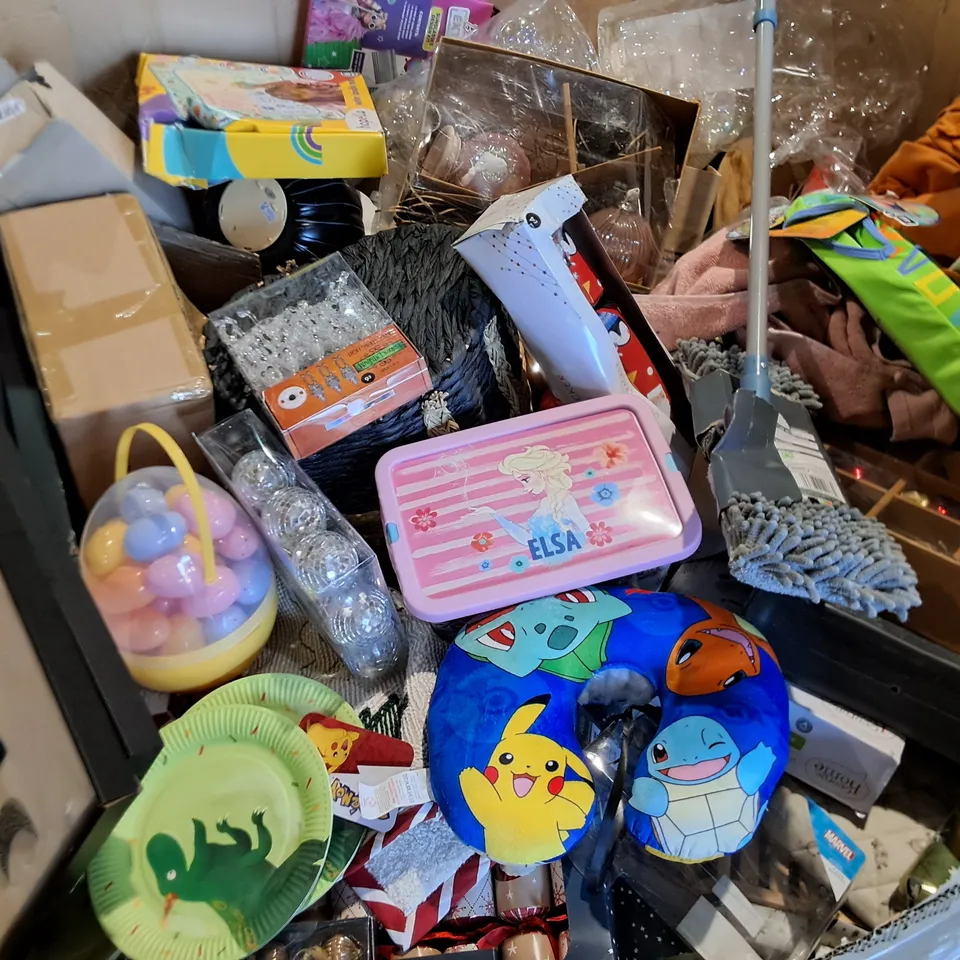PALLET OF ASSORTED HOUSEHOLD ITEMS TO INCLUDE SEASONAL DECORATIONS, HOME FABRICS AND TOYS