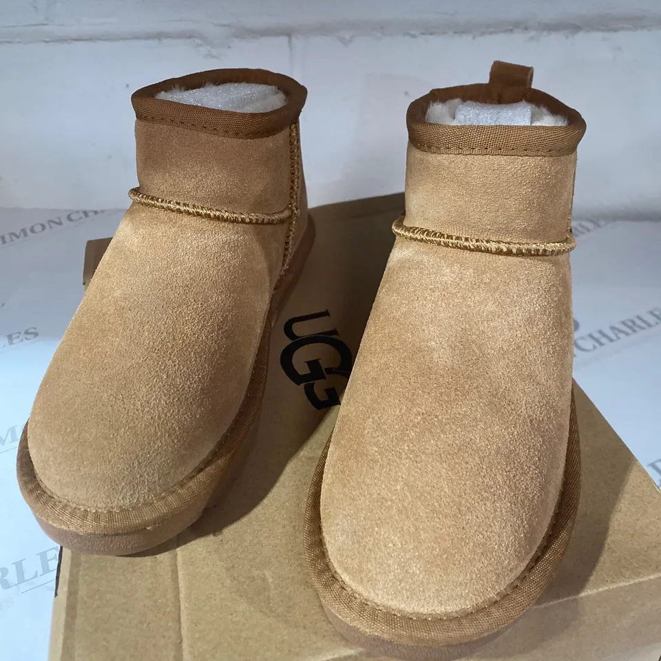 BOXED PAIR OF UGG BROWN BOOTS SIZE SIZE 3