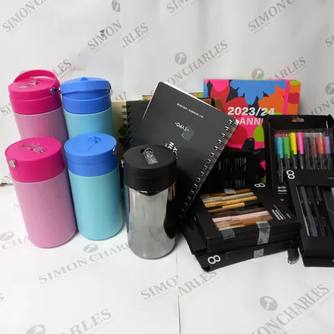 APPROXIMATELY 17 ASSORTED ITEMS TO INCLUDE A5 JOURNAL, METAL DRINK BOTTLE, PEN PACK ETC. 