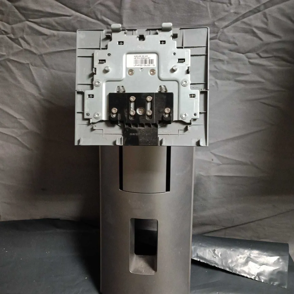 BOX OF APPROXIMATELY 7 X HP MONITOR STAND WITHOUT BASE 