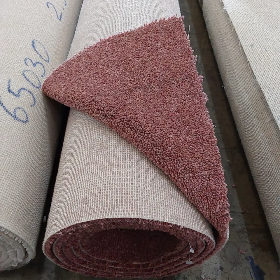 ROLL OF QUALITY GLF DIM HEATHERS CARPET // SIZE: APPROX. 5 X 2.52m