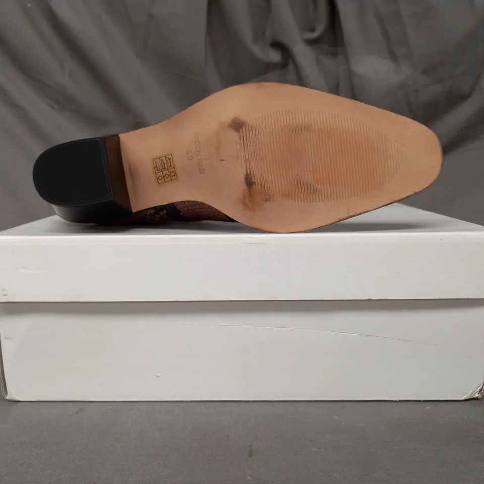BOXED PAIR OF SOLEA FARES LEATHER ANKLE BOOTS IN TAUPE EU SIZE 39