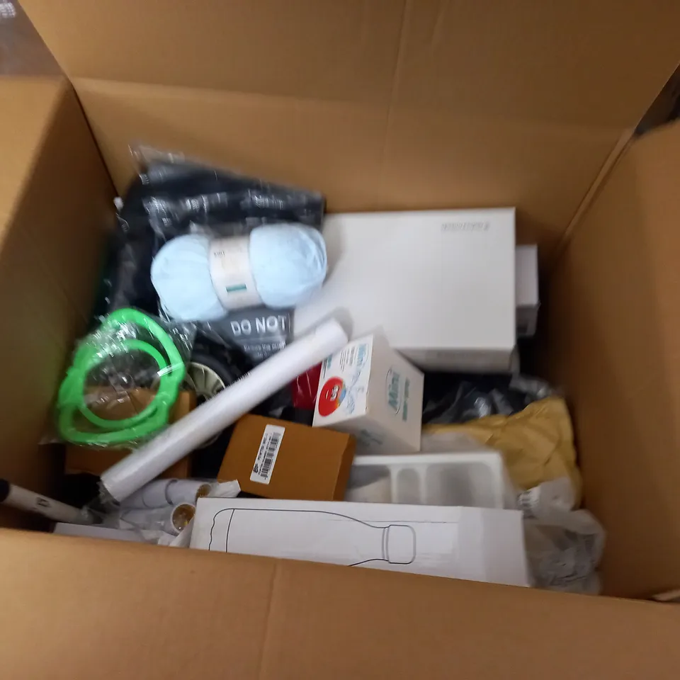 LARGE QUANTITY OF ASSORTED HOUSEHOLD ITEMS TO INCLUDE CHEESE SLICER, BIRTHDAY BALLOONS AND VACUUM BOTTLE