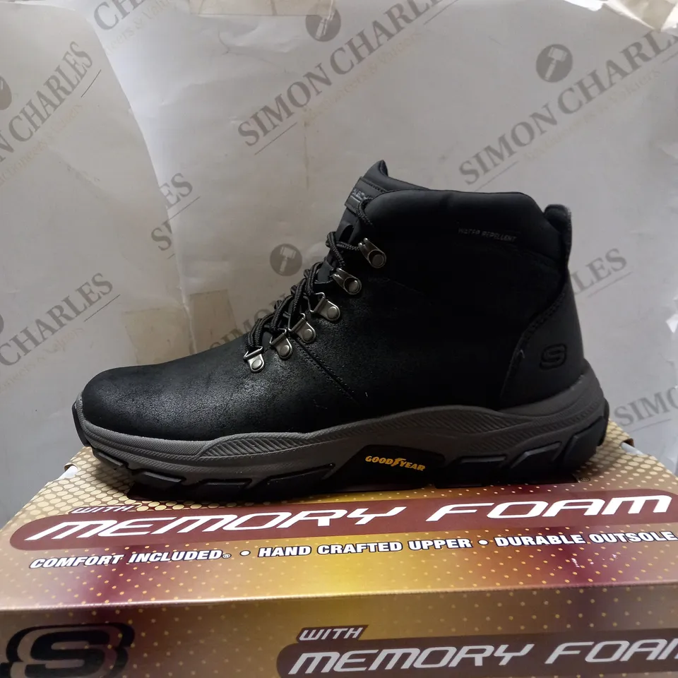 SKECHERS MEN'S BLACK LACE UP BOOTS - SIZE 10
