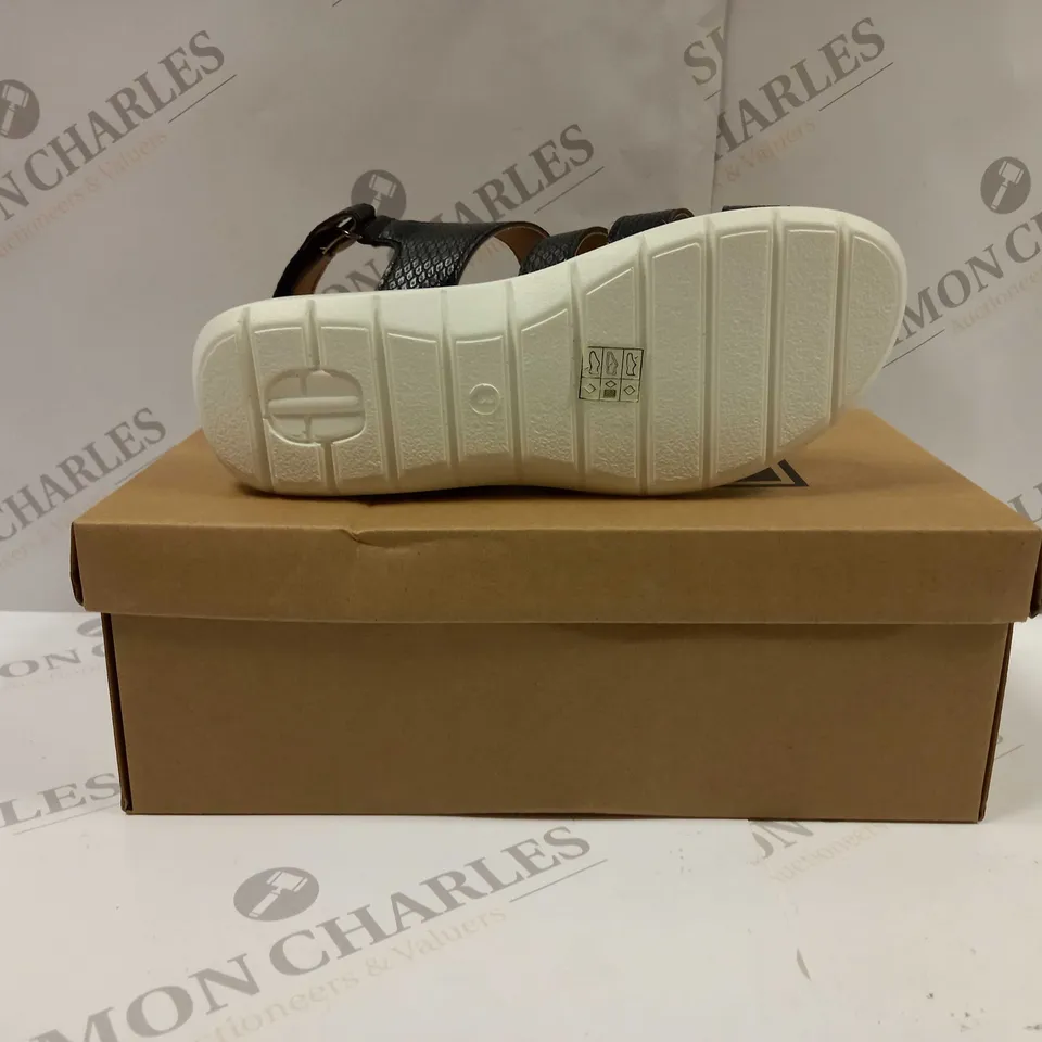 BOXED PAIR OF CUSHION WALK ONE TOUCH CLOSE SANDALS IN BLACK - SIZE 3