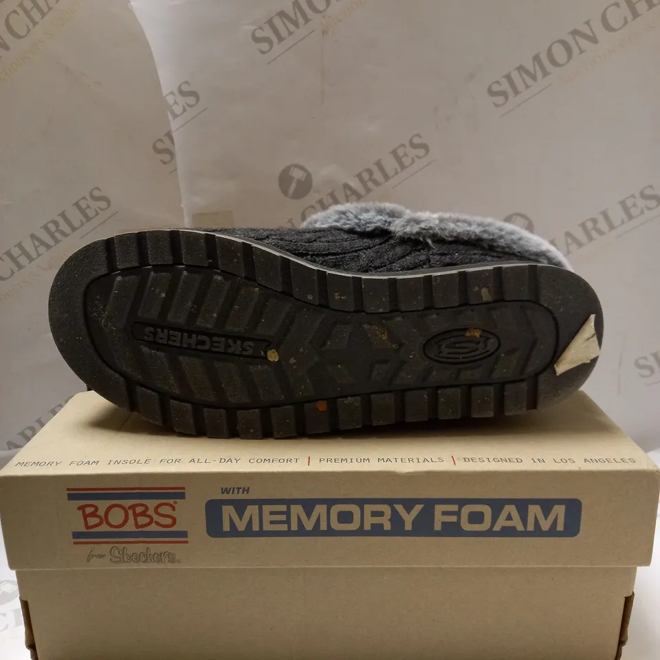 SKECHERS CHARCOAL KEEPSAKES SLIPPERS - SIZE 5.5