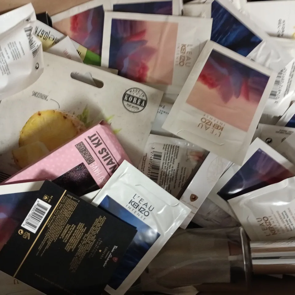 BOX OF APPROXIMATELY 20 ASSORTED COSMETIC ITEMS TO INCLUDE CLARINS, GIVENCHY, ETC - COLLECTION ONLY