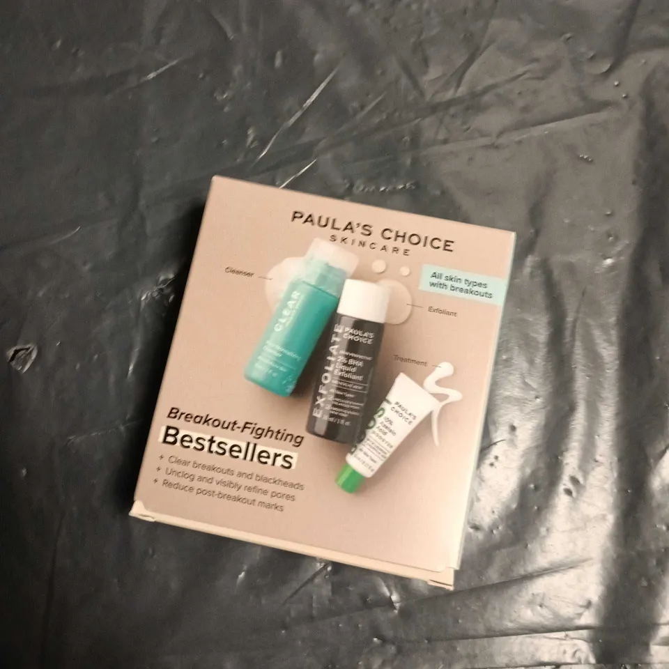 APPROXIMATELY 25 ASSORTED COSMETICS ITEMS TO INCLUDE SOLSKIN MOISTURISER, PAULAS CHOICE BLEMISH KIT AND FAKE EYELASHES