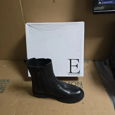 E SHOES BY EMMA BLACK  ANKLE BOOT WITH ELASTIC SIDE PANEL AND ZIP – UK SIZE 6 