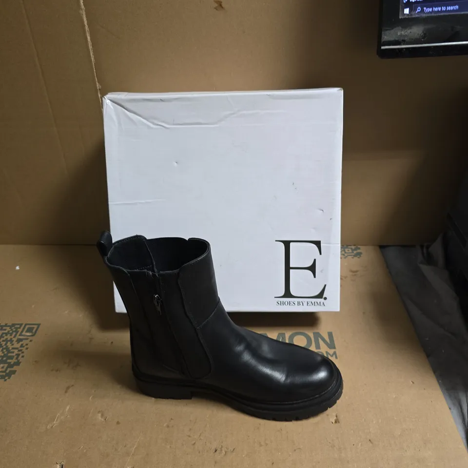 E SHOES BY EMMA BLACK ANKLE BOOT WITH ELASTIC SIDE PANEL AND ZIP – UK SIZE 6