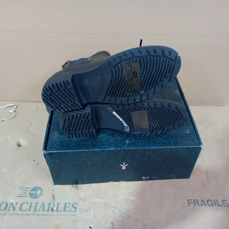 BOXED PAIR OF EMU AUSTRALIIA BLACK BOOTS - SIZE 8