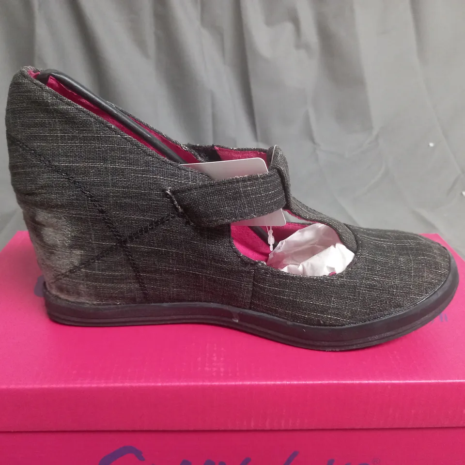 BOX OF APPROXIMATELY 12 BLACK  GUPPY LOVE BY BLOWFISH SHOES IN VARIOUS SIZES 