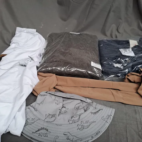BOX OF APPROXIMATELY 15 ASSORTED ITEMS TO INCLUDE - T-SHIRT , HOODIE , HAT ETC