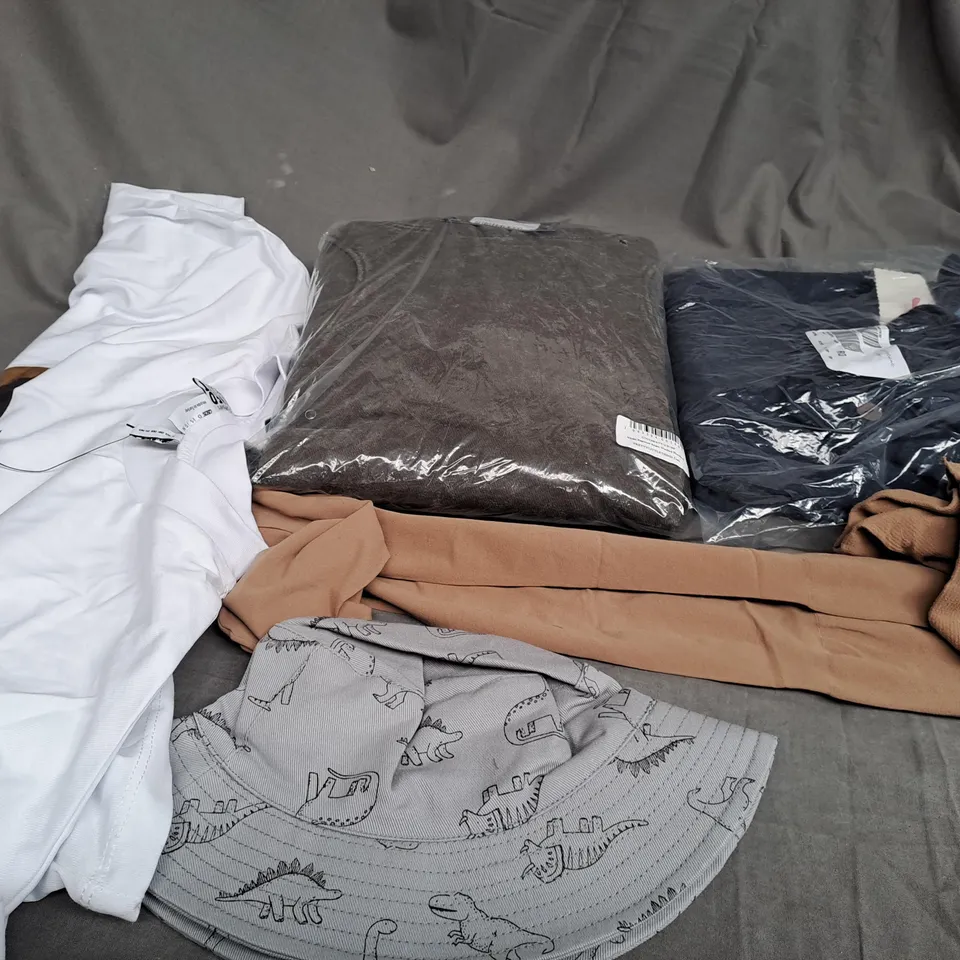 BOX OF APPROXIMATELY 15 ASSORTED ITEMS TO INCLUDE - T-SHIRT , HOODIE , HAT ETC