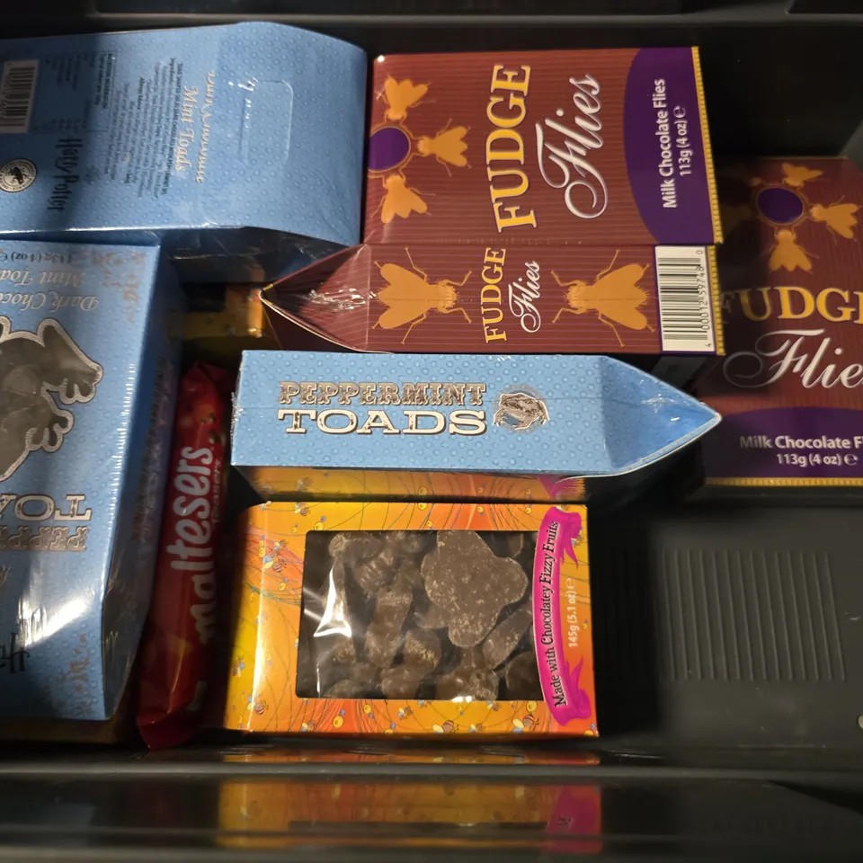 APPROXIMATELY 8 ASSORTED FOOD ITEMS TO INCLUDE - HARRY POTTER TOADS  , FUDGE FLIES ETC