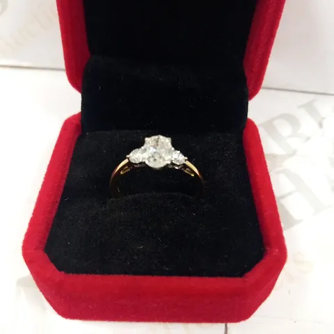 18CT GOLD RING SET WITH AN OVAL CUT DIAMOND WITH A DIAMOND TO EACH SHOULDER, TOTAL WEIGHT +1.57CT