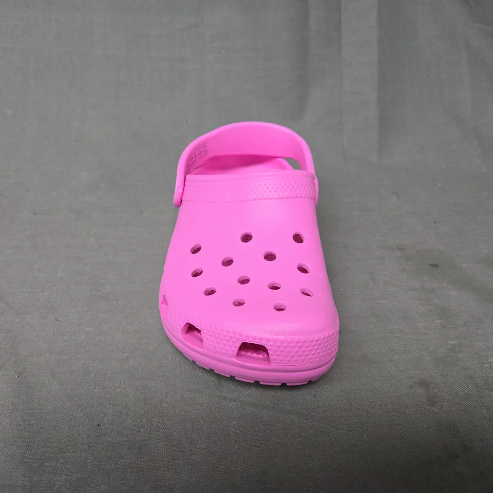 CROCS UNISEX-CHILD KIDS CLASSIC CLOG IN TAFFY PINK - UK J1