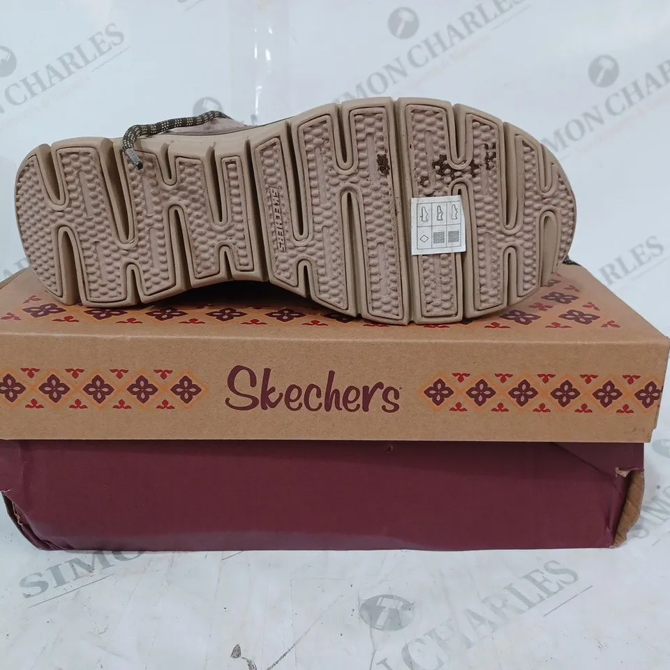 BOXED SKECHERS SYNERGY WARM TECH BOOTS, BROWN - SIZE 4
