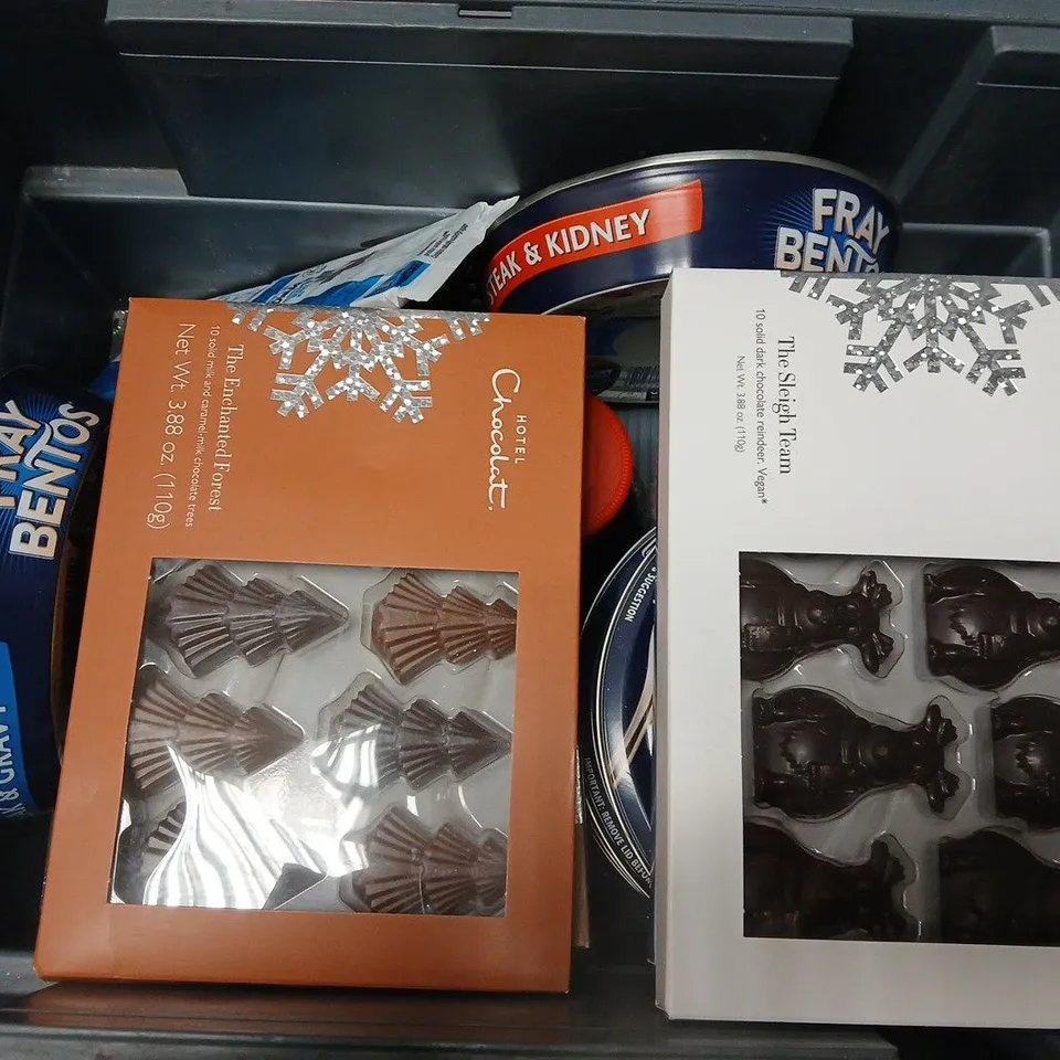 APPROXIMATELY 12 ASSORTED FOOD & DRINK ITEMS TO INCLUDE FRAY BENTOS PIE, HOTEL CHOCOLAT THE SLEIGH TEAM, BOVRIL PASTE, ETC 