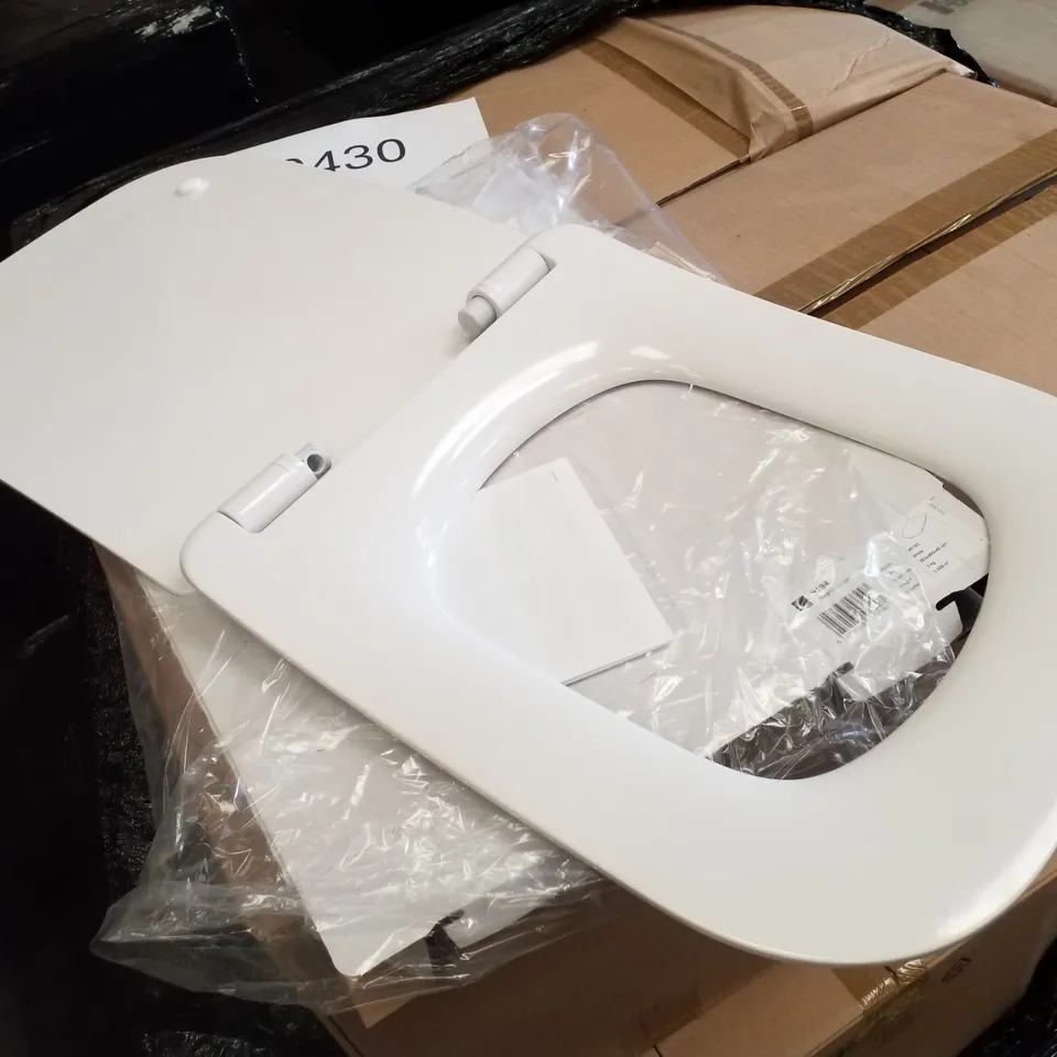 PALLET CONTAINING APPROXIMATELY 70 BRAND NEW CALYPSO WINGHAM TOILET SEATS 