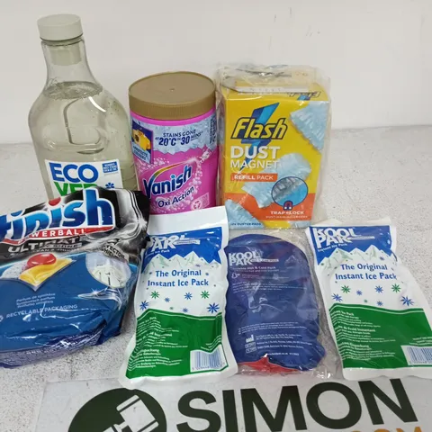 LOT OF APPROXIMATELY 18 ASSORTED HOME CLEANING ITEMS TO INCLUDE FLASH DUST MAGNETS AND SPEED MOP STARTER KITS
