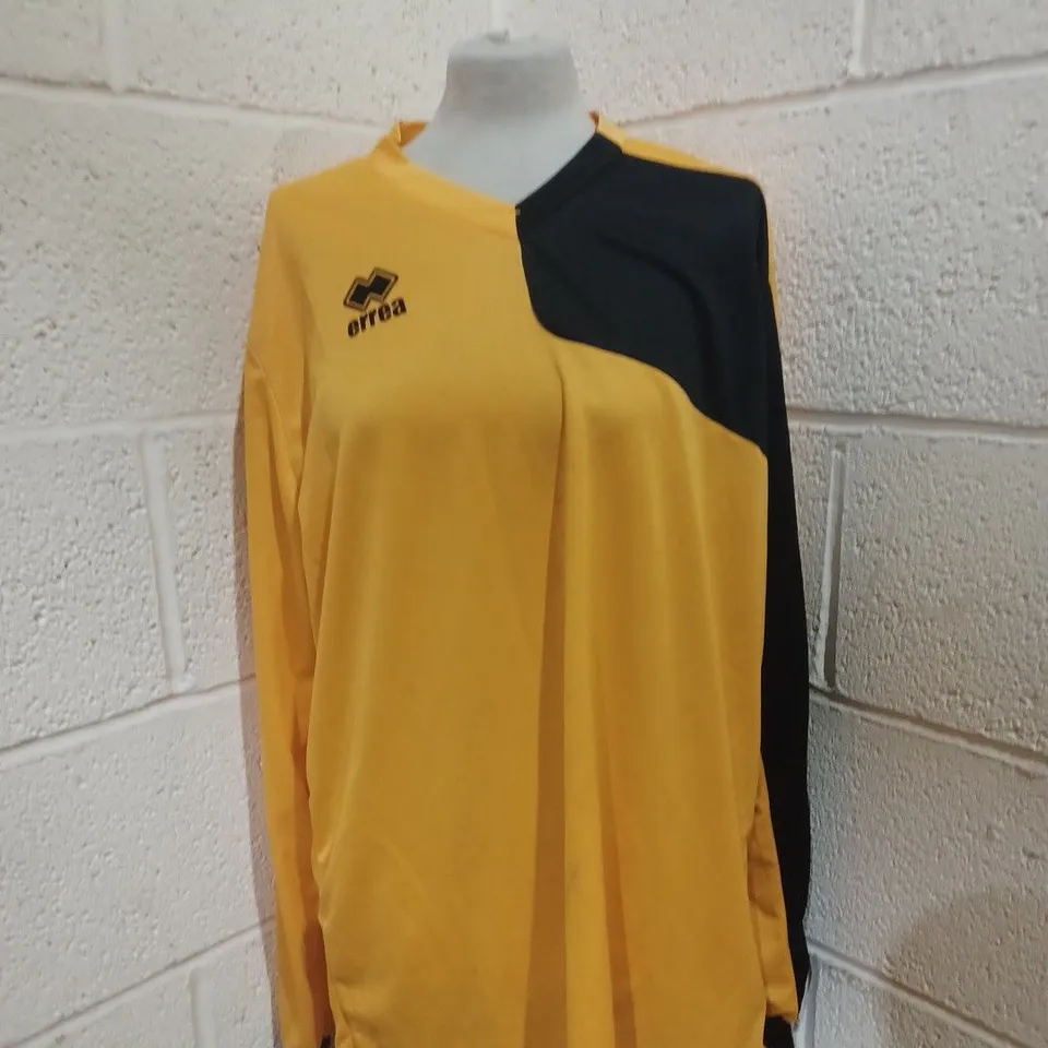 APPROXIMATELY 5 ASSORTED ERREA FOOTBALL TOP IN VARIOUS COLOURS AND SIZES 