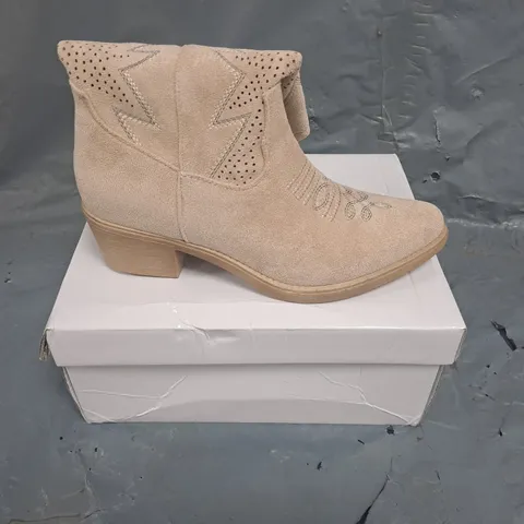 BOXED PAIR OF BESTELLE WESTERN BOOTS IN BEIGE SIZE UK 4