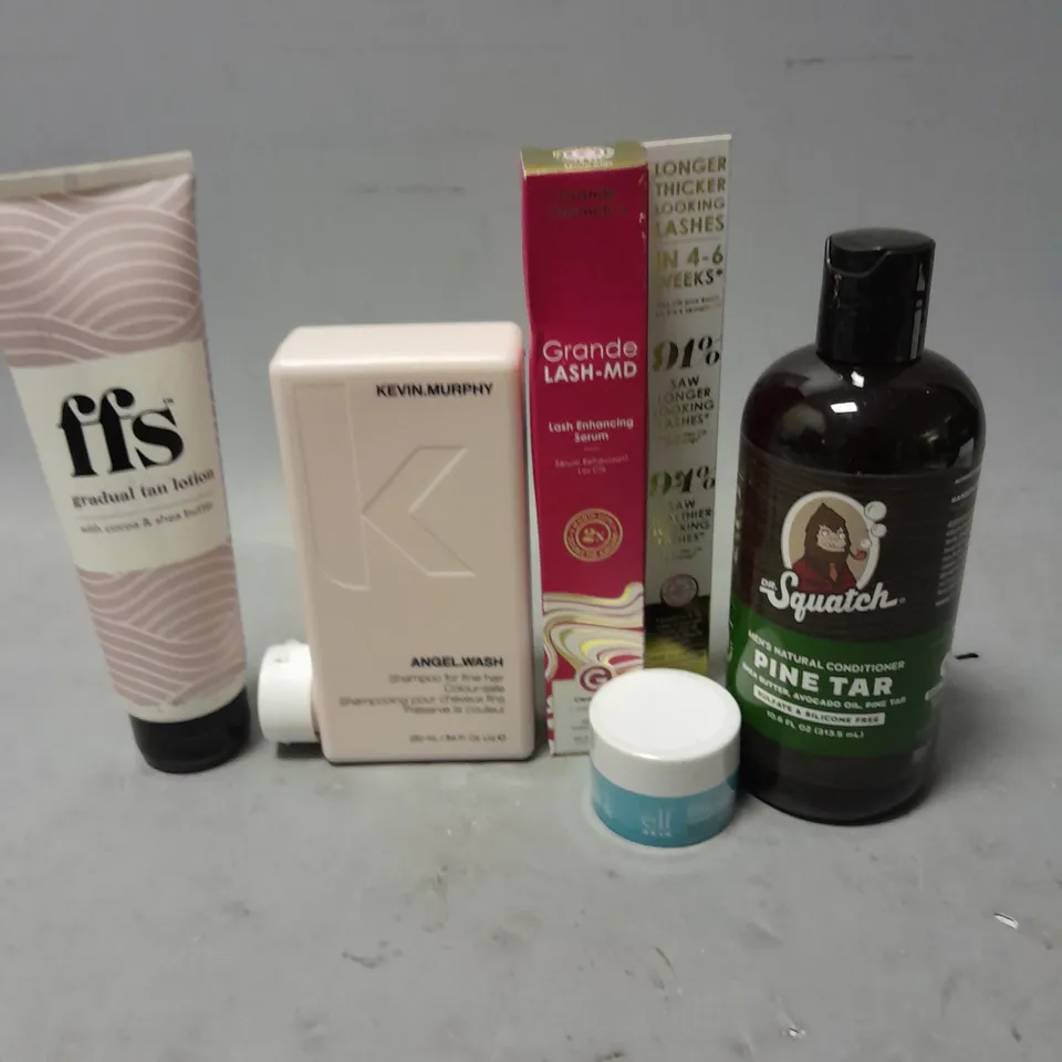 APPROXIMATELY 20 ASSORTED HEALTH & BEAUTY ITEMS TO INCLUDE - SQUATCH PINE TAR MENS CONDITIONER, FFS TAN LOTION AND KEVIN MUROHY SHAMPOO