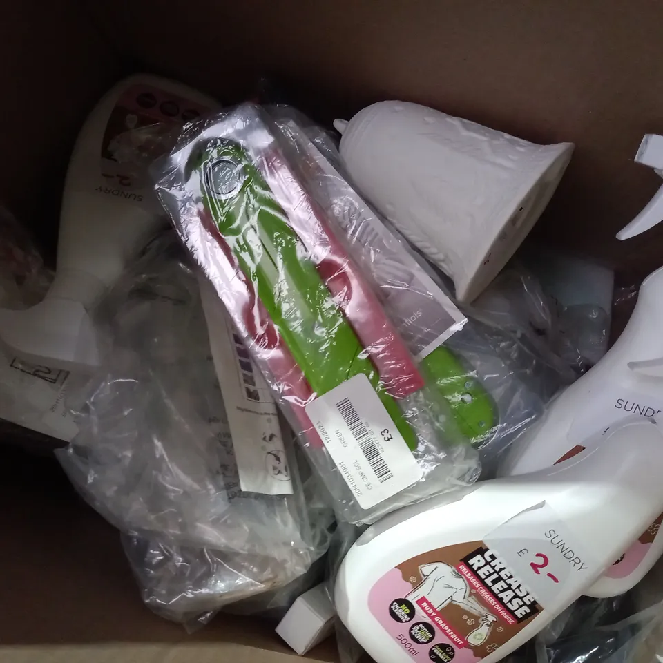APPROXIMATELY 20 ASSORTED PRODUCTS TO INCLUDE APPLE SCENTED CANDLES, ECOEGG CREASE RELEASE, EMPORIA BOOK TASCHE  