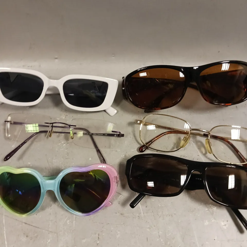 APPROXIMATELY 20 ASSORTED GLASSES/SUNGLASSES IN VARIOUS DESIGNS 