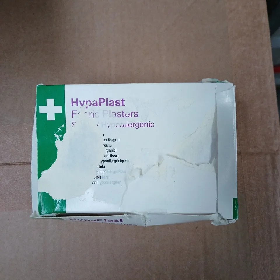APPROXIMATELY 16 ASSORTED ITEMS INCLUDING HYPAPLAST , BLISTER PLASTERS AND CURA HEAT PATCH 
