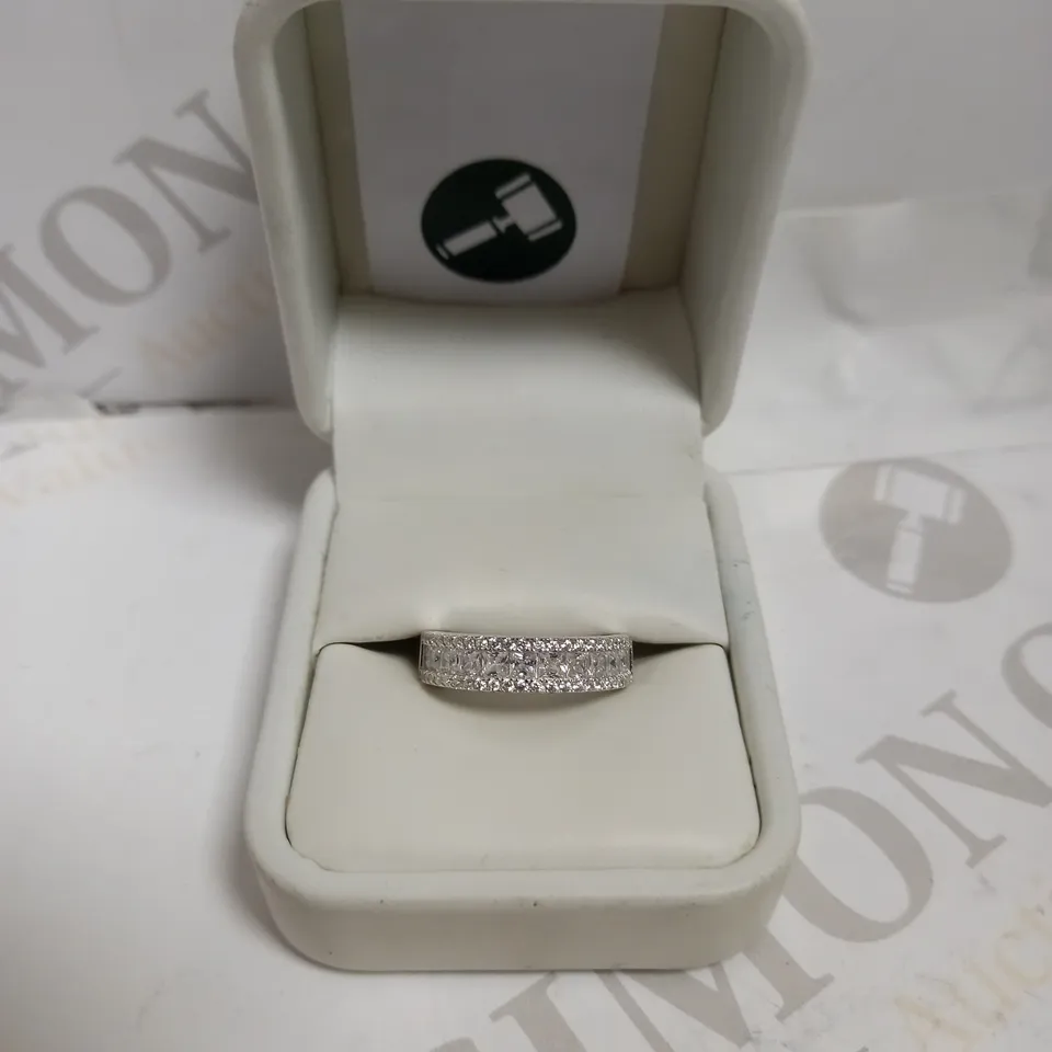 SILVER ROUND CUT BAND RING