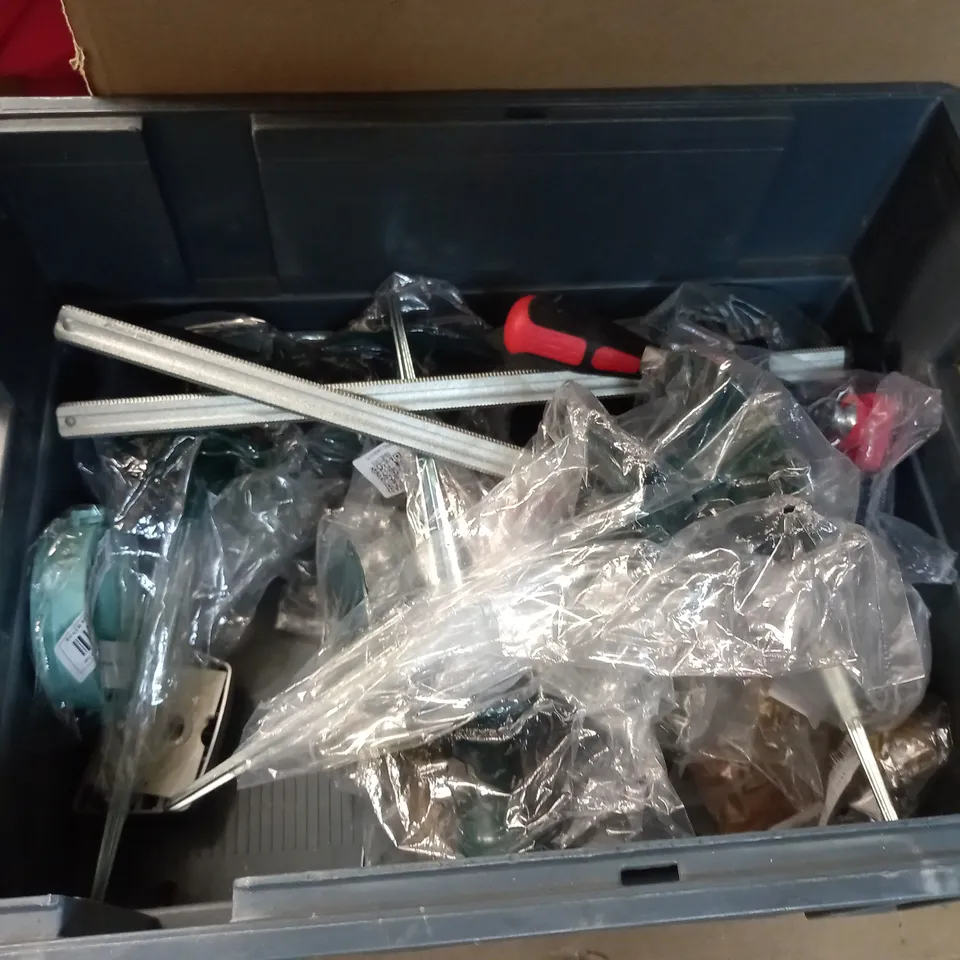 LOT OF APPROXIMATEY 16 ITEMS TO INCLUDE HOSE GUN, CLAMPS, TABLE NUMBER MARKERS, ETC