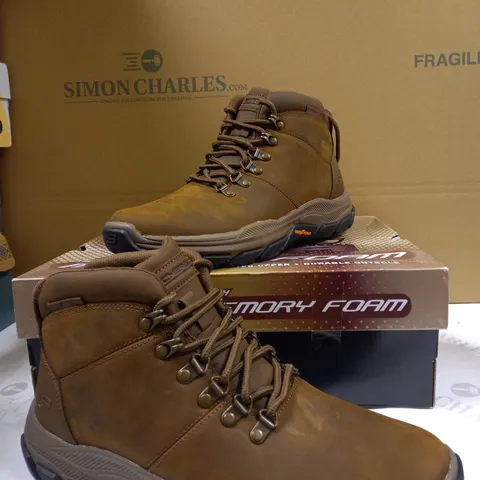 SKETCHERS MENS LACE UP BOOT - SIZE 9